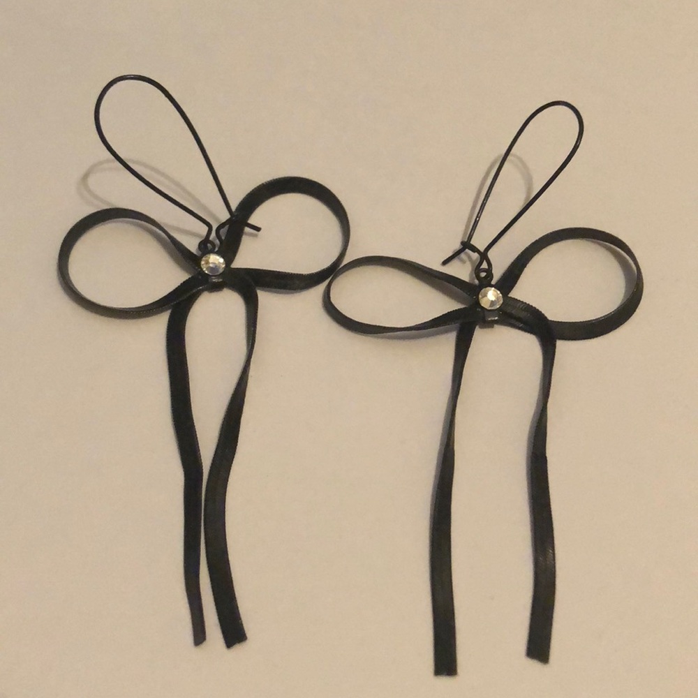 Betsey Johnson chainlink black bow earrings